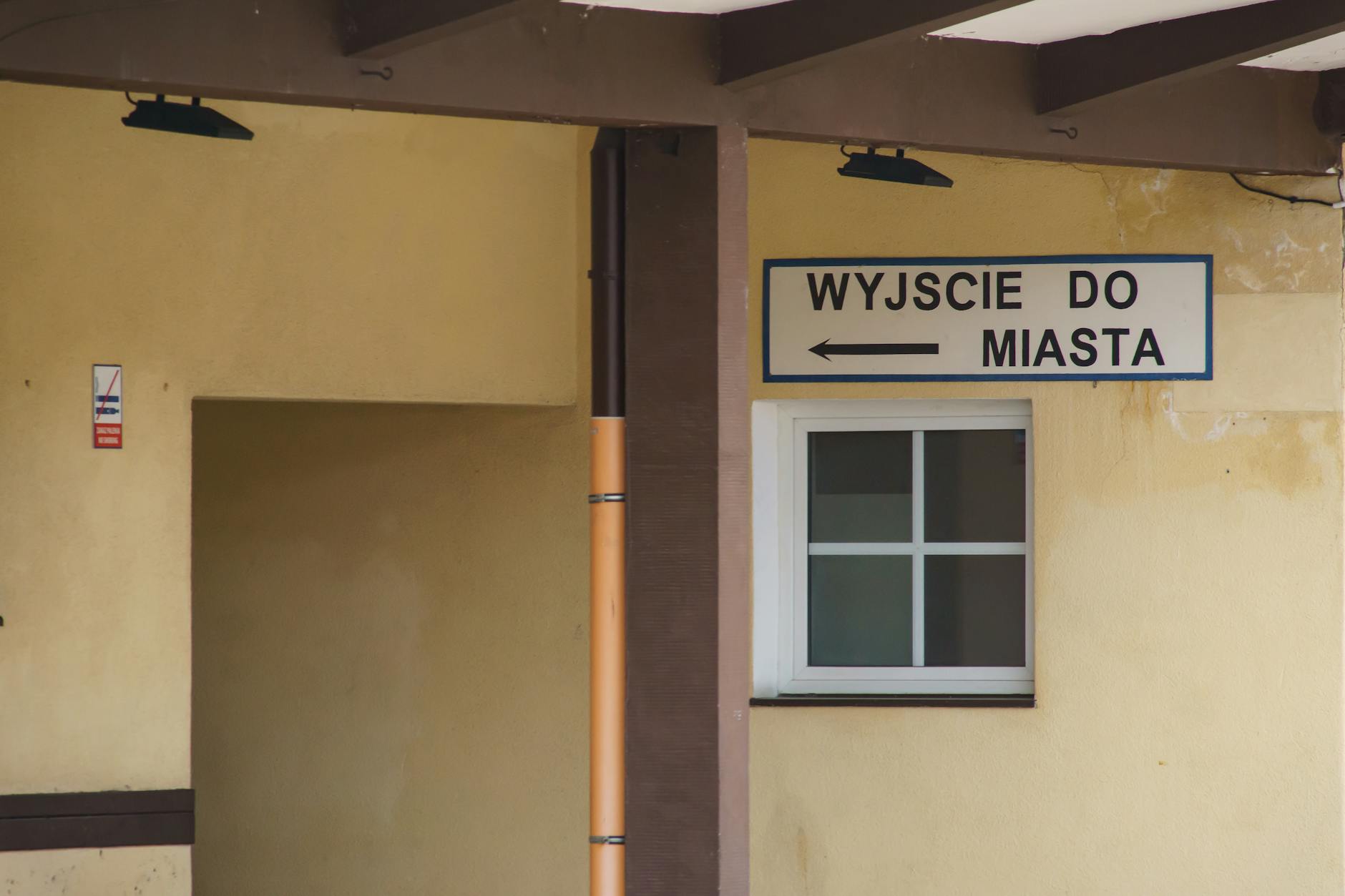 Grafika przedstawiająca kalendarz z zaznaczonymi datami, symbolizująca kolejki do specjalistów w Bytomiu NFZ