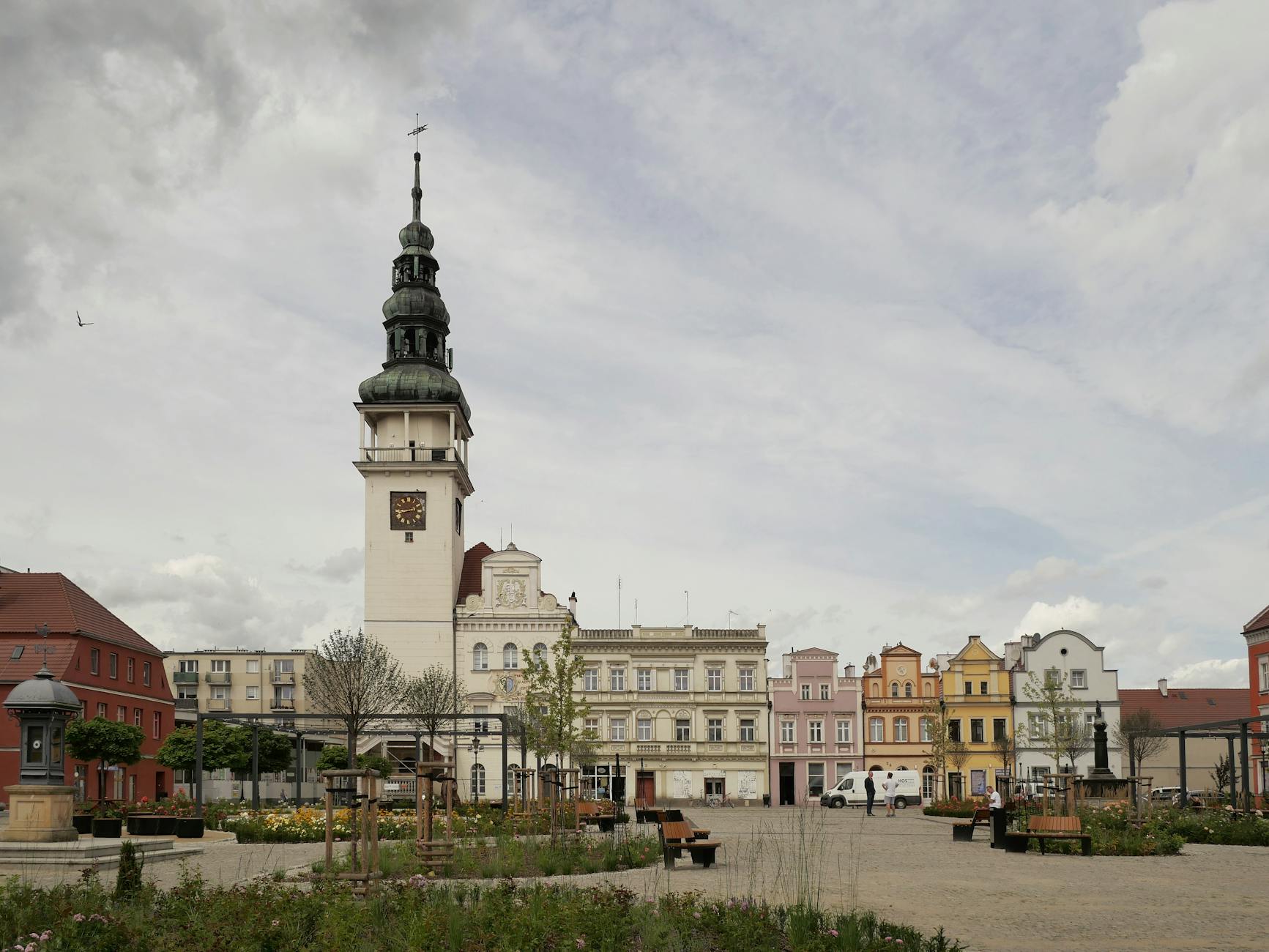 Ilustracja przedstawiająca połączone ikony pogody (deszcz) i kina, symbolizujące bieżące wydarzenia w Bytomiu.